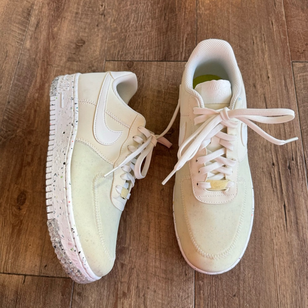Nike Women’s Sneakers in Off-White with Speckled Sole